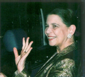 La Princesa Irene saluda sonriente