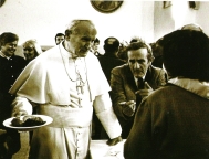 Imagen de Juan Pablo II ofreciendo comida en un plato