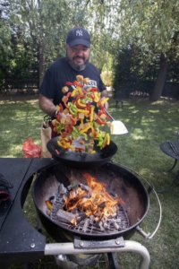 Juan Manuel Benayas preparando un wok