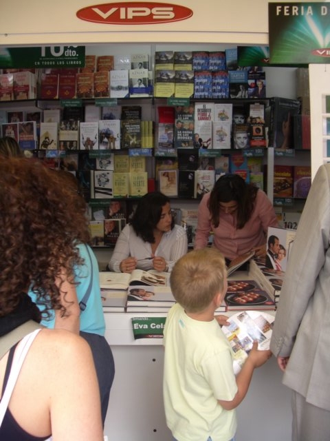 Eva Celada firmando en la Feria del Libro